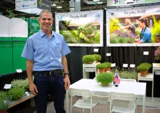 Eyal Inbar of Hisbtil. At the show, this Israeli young plant grower and Dummen Orange announced that they wiljoin forces for Basewell promotion.