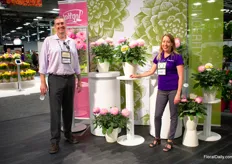 Gary Sainsbury and Amy Briggs-Macha presenting the Dahlia x hybrida Sincerity. They are now teaching growers to grow them in smaller pot sizes too and are creating culture guidelines for it.