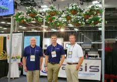 The team of Controll Dekk presenting the Oasis system, a watering system that The precise can improve hanging plant quality and eliminate crop loss. In addition, precision watering of overhead baskets can eliminate the negative impact on the plants and floor below the basket watering area, explains Len Logsdon. In the picture: Len, Nick Capass, the new operation manager, and Jordan Dekker.