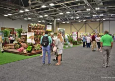 The large booth of Proven Winners surrounded by the New Varieties display. 