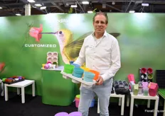 Kees van Beek of Modiform holding a tray, named the Cool Gray Tray, made out of recycled plastic from the inside of fridges. It is a new and innovative way to reuse the plastic and it does need any additives to produce. On top of that, it is detectable in order to recycle it again. Several growers in Europe will start using it. Nex “And as you see, the light gray color matches well with bright colors of a pot.” Next year, this Dutch pot and container manufacturer will celebrate its 40th anniversary.