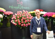 German Lacouture Gutiérrez of Milonga Flowers presenting Bluez – a Dümmen Orange variety. Special about the variety is the difference in color of the inner and outer leaf. According to German, it is very well received in Europe.