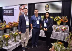 Frank Biddle, Doug Shinson and Korina Rodriguez with Sun Vista Farms. This San Diego growere makes a lot of mixed bouquets and the focus at their booth this year is on non-plastic packaging solutions, like cotton mesh sleeves, no oasis in the arrangements, graft paper that they experimenting with and bouquet holders as sleeves. Sustainablility is becoming an increasingly hot topic among the US super markets.