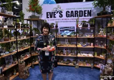 Evie Lynn of Eve's Garden is probably one of the ornamental exhibitors with the longest PMA Fresh Summit history as they were the only plant grower exhibiting at the show 30 years ago. At that time, most super markets weren't putting plants in their store, according to Lynn, this trend started about 10 years ago. The bonsai plant is one of Eve's best-sellers and in the picture, she is holding a 2-tone container that is according to Lynn the trend for next year.