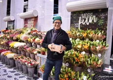 Pieter Landman, creative director at Color Republic - one of the largest importers in Ecuador with own farms - presenting their new shipping box and they concepts - all for supermarkets. From November 1, they will supply their flowers in this new box Pieter is holding. 