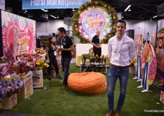 Jonathan Schamback of The Elite Bouquet. - one of the biggest distributors of flowers in the US with farms in Colombia and Ecuador. Their booth was divided in two sides, representing each one collection. Jonathan is now in the side that represents the Summer of Love 2020 collection. This collection is made with the upcoming elections of 2020 in mind. "It should be all about peace and love." In this collection, the dyed, bright and shiny colored products are the main characteristic.
