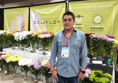 Juan David from Deliflor showing their latest varieties.