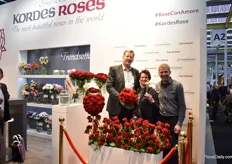 Göran Basjes of Kordes Roses with Erwin and Caroline Keijsers of Keijsers Rozen in Veldhoven, a rose farm in the Netherlands. At this part of the booth, Kordes puts Con Amore in the spotlight. They present this new red variety at the IFTF for the first time.
