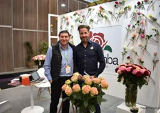 Julio Valenzuela of Sisapamba with Bas Broeders of Farm Direct. Sisapamba recently expanded their range of garden roses and also added new tinted roses and preserved roses.