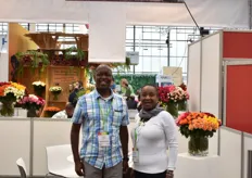 David Kiburi and Roselyne Njuguna of Pena Flowers. This Kenyan farm originally was a rose farm, they are 26 years in business. Since three years, they are also growing chrysanthemums and added fillers lately. Their production acreage is 65 ha and based 14 km north of Nairobi on an altitude of 1,500 meters above sea level.