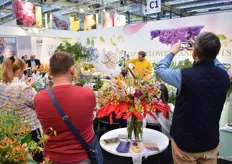 At the Japan Flower Association, it is showed how the Japanese flowers can be used in arrangements.