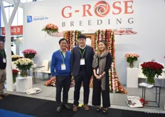 Jea Hong Lee Gares Hojeung Jeong and Soho Yoon of G-Rose Breeding presenting their new roses Deep Silver, Deep Purple, Bounty Way and Bobos. These new varieties are also incorporated in the arrangement they are standing in front of. For several years, they have a partnership with Dümmen Orange.