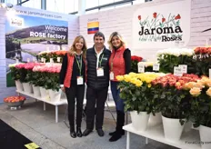 The team of Jaroma Roses. This Colombian rose farm again brought a large variety of roses, including their new varieties. At the show, they were eager to get some feedback on these varieties.