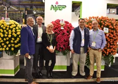 Nearly the complete team of NIRP. In the middle is Hotspot, a rose that is on the market for 2 years now. Next to the color, special about this flower is the swirl opening of the flower, the little diseases and other problems and it is a thorn less variety.