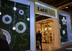 Of course, the fair was not just about plants and flowers. Beautiful garden decorations were also present, as shown at the colorful display of Lotti's stand.