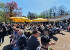 This is also the Keukenhof: Many, many visitors strolling through the park and visiting the terraces. Thanks to the time slots, getting in and getting out went smoothly and also traffic was coordinated, although roads around the parc are still clogged on busy days.